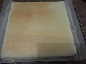 出炉不需要倒扣，直接滑到烤网，揭开四周晾凉。