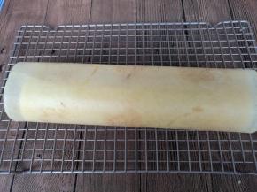 晾至手温，借助油布卷成卷，简单又快手的蛋糕卷就做好了。