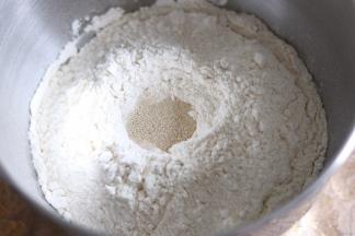 所有原料除黄油外，全部放入厨师机搅拌缸，先液体后固体。