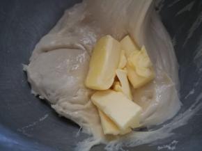 启动厨师1档，面团成团后转2、3档揉至光滑，加入黄油，继续揉至面团。