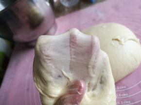 揉至面团能拉出面膜，完全阶段。保鲜膜覆盖面团，进行基础发酵。