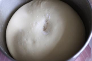 基础发酵（室温26度70分钟）两倍半大，手指沾面粉戳孔不回缩不反弹。