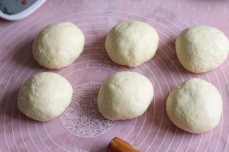 取出面团，挤压排气，把面团分成六等份，滚圆，保鲜膜覆盖松弛20分钟。