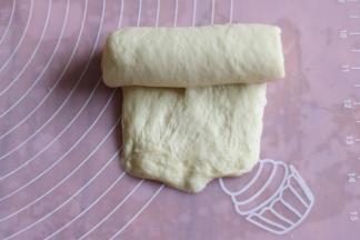 翻面从上往下卷起，保鲜膜覆盖松弛20分钟。