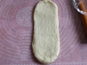 取一个面团，擀成长舌型。