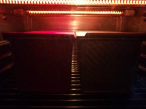 放入烤箱底层，上下火170度，烘烤35分钟。