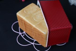 出炉脱模，放冷却架凉透。