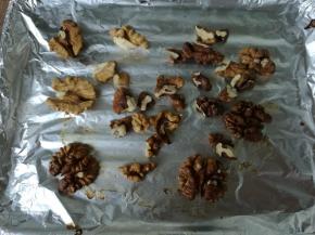 将核桃仁平铺在烤盘内，160度上下火烘烤5分钟。