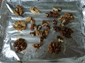 将核桃仁平铺在烤盘内，160度上下火烘烤5分钟。