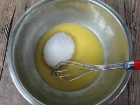 加入细砂糖。