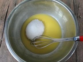 加入细砂糖。