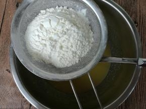 将泡打粉、小苏打与低筋粉混合筛入蛋黄盆内。