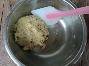 用硅胶刀混合压拌均匀。烤箱预热上下火175度10分钟。