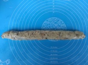 面团放案板上，整理成长条。