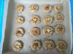 其他依次做好，放入铺了油纸的烤盘。