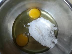 鸡蛋打入盆内，加入糖粉搅拌均匀至糖粉融化。