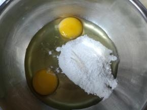 鸡蛋打入盆内，加入糖粉搅拌均匀至糖粉融化。