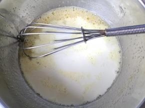 加入牛奶混合均匀。
