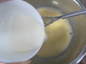 加入淡奶油混合均匀。