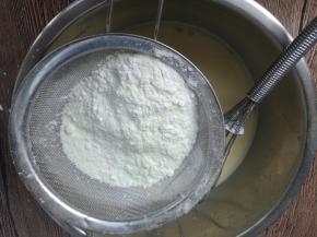 低筋面粉、澄粉、奶粉混合均匀过筛两遍，加入步骤上个步骤内。