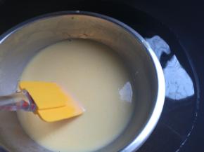 小火隔水加热，边加热边搅拌，不可偷懒哦！