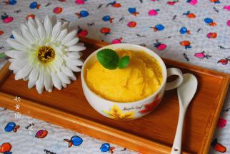 用勺子偷偷挖了一口吃，艾玛！这馅，也是好吃得没sei了！