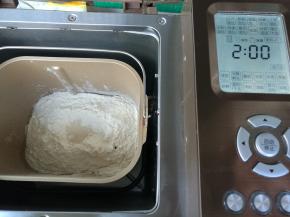 所有材料除黄油外按照鸡蛋、牛奶、炼乳、盐、糖（盐和糖对角放）奶粉、高筋粉，酵母的顺序放入面包机桶内（这里用到的是东菱1352—3C）。启动一个面包机和面程序10分钟。