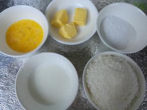 面包机揉面期间制作椰蓉馅：1、准备好椰蓉材料。