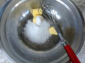 室温软化的黄油加入糖粉打发。