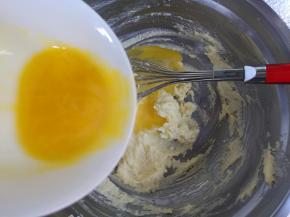 分三次加入全蛋液，搅拌。