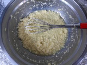 分三感觉，次加入牛奶，搅拌（这一步会有蛋油分离的感觉，没关系的）