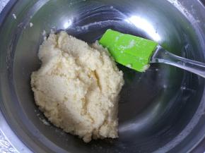 加入椰蓉用刮刀切拌均匀，放旁备用。