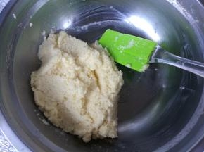 加入椰蓉用刮刀切拌均匀，放旁备用。