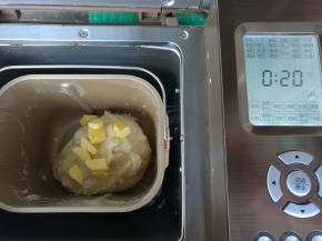 和面结束，静置8分钟，加入黄油，继续启动面包机和面程序20分钟。