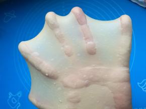 检查面团，轻松拉出薄膜。