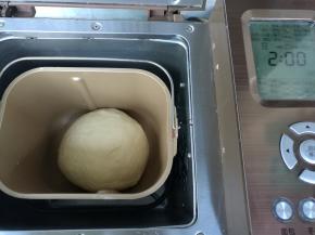 面团收圆，放回面包桶，进行基础发酵。