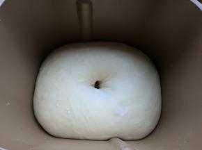 面团发酵到2倍大，用手指沾干面粉戳个洞不回缩不塌陷就发好了。
