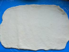 取出面团，排气，擀成长方形薄片。