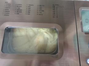 面团发酵到九分，刷蛋液，按“烘烤”键进行烘烤。