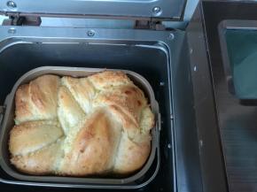 烘烤结束，立刻取出面包，烤网晾凉后装密封袋保存。