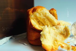 撕开，柔软的面包必须用手撕着吃才过瘾。