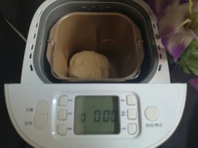 中种面团材料放入东菱无糖面包机桶内，启动和面程序。