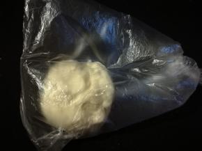 和面结束，取出面团，装入保鲜袋，入冰箱冷藏发酵17小时以上。