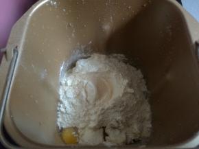 加入除黄油外所有主面团材料，（盐和糖对角放，最上面挖坑放酵母，避免酵母接触盐、水）。