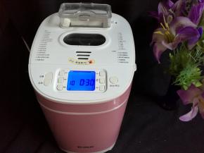 启动面包机和面程序，揉面15分钟后，放入软化好的黄油，（不软化也没关系，切成小片即可）。