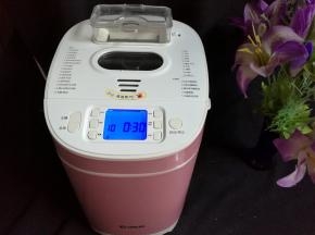 启动面包机和面程序，揉面15分钟后，放入软化好的黄油，（不软化也没关系，切成小片即可）。