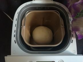 面团收圆，取出搅拌刀，放回面包机进行基础发酵。（现在的天气可以室温发酵，冬季可启动面包机的发酵程序）。