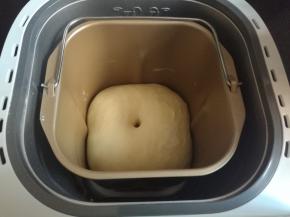 面团发到两倍大，用手指沾面粉戳个洞不回缩不塌陷即发好。