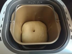 面团发到两倍大，用手指沾面粉戳个洞不回缩不塌陷即发好。