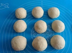 取出面团，平均分割成9个小面团。揉圆，盖保鲜膜松弛5分钟。